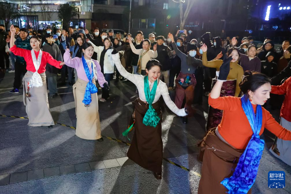 中心广场锅庄，展现最新魅力